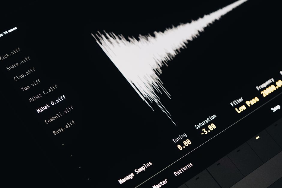 A computer screen showing a sound waveform and spectrum during a mix